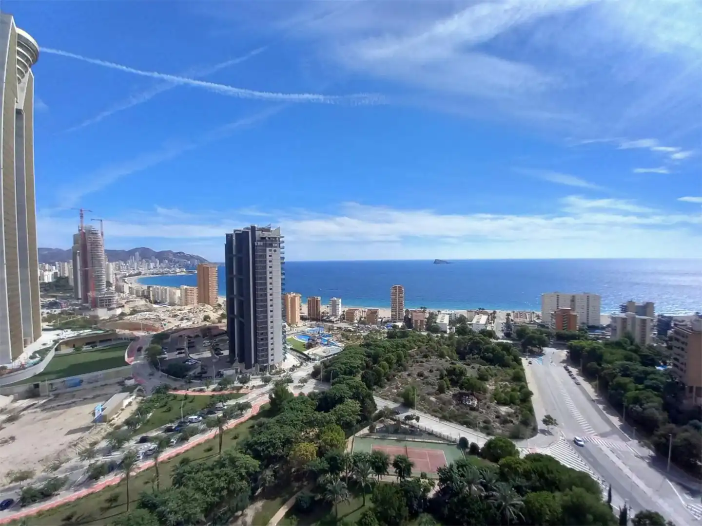 Pis en venda a Avenida Murtal, 4, Playa Poniente Vista exterior de Pis en venda en Benidorm amb Aire condicionat, Calefacció i Jardí privat