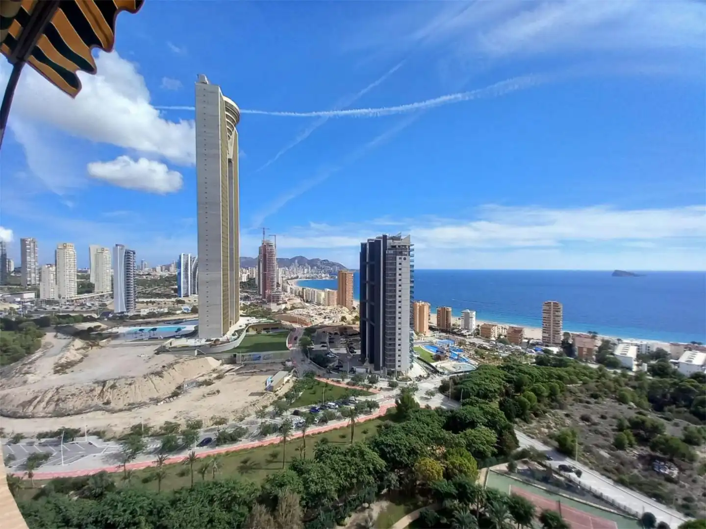 Pis en venda a Avenida Murtal, 4, Playa Poniente Vista exterior de Pis en venda en Benidorm amb Aire condicionat, Calefacció i Jardí privat