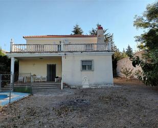 Vista exterior de Casa o xalet en venda en Baeza amb Terrassa, Piscina i Balcó