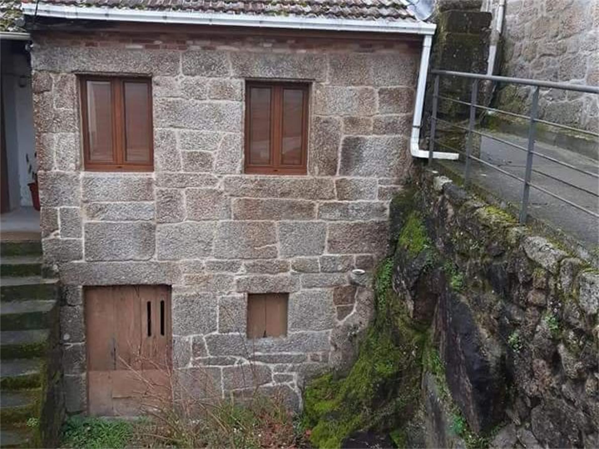 Vista exterior de Finca rústica en venda en Leiro amb Jardí privat, Traster i Moblat