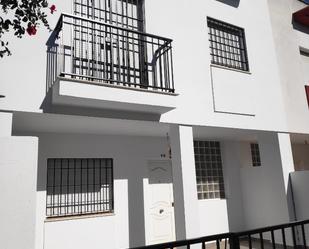 Vista exterior de Casa adosada en venda en San Bartolomé de la Torre amb Terrassa i Balcó