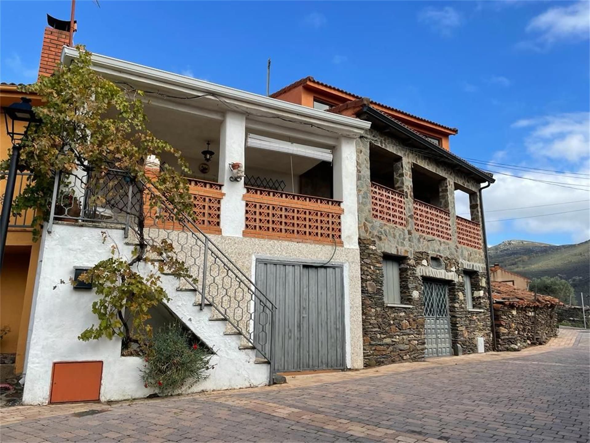 Exterior view of Single-family semi-detached for sale in El Atazar  with Terrace