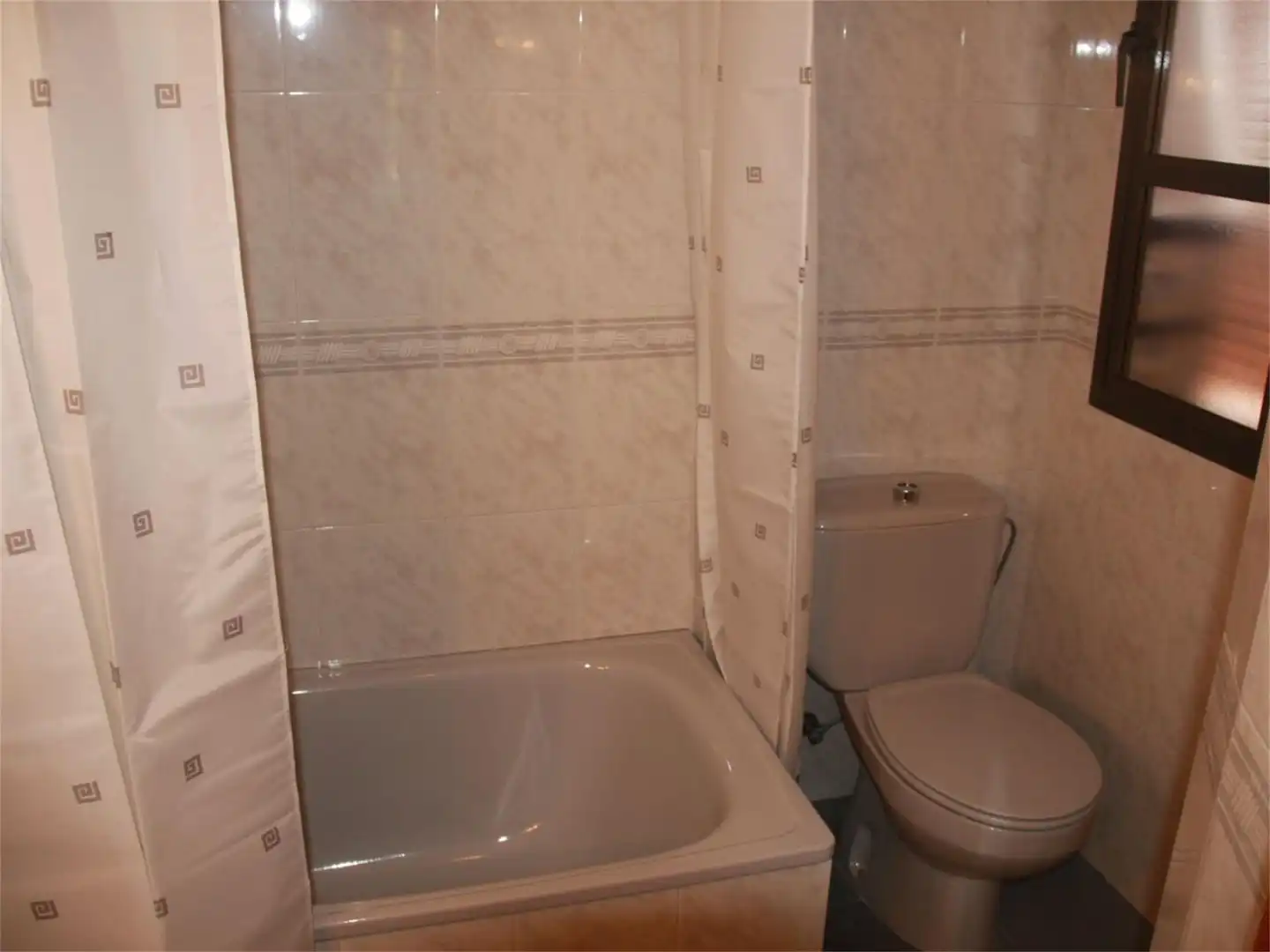 Baño de Casa adosada en venta en Azuaga con Aire acondicionado, Terraza y Amueblado