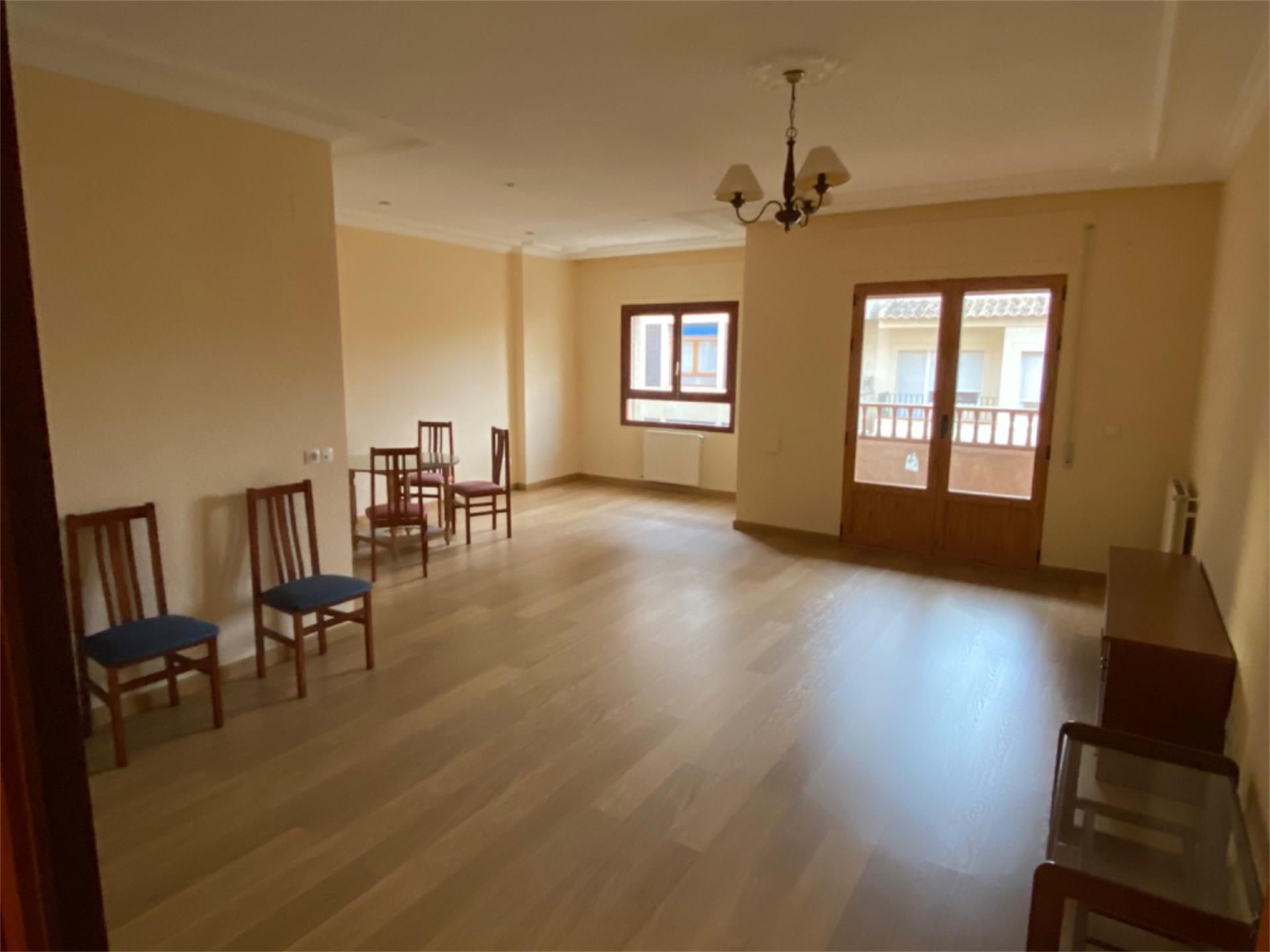 Menjador de Pis en venda en Socuéllamos amb Calefacció, Aparcament comunitari i Balcó