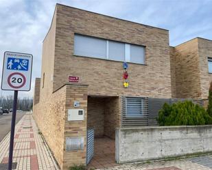 Exterior view of House or chalet for sale in Palencia Capital  with Heating, Private garden and Parquet flooring