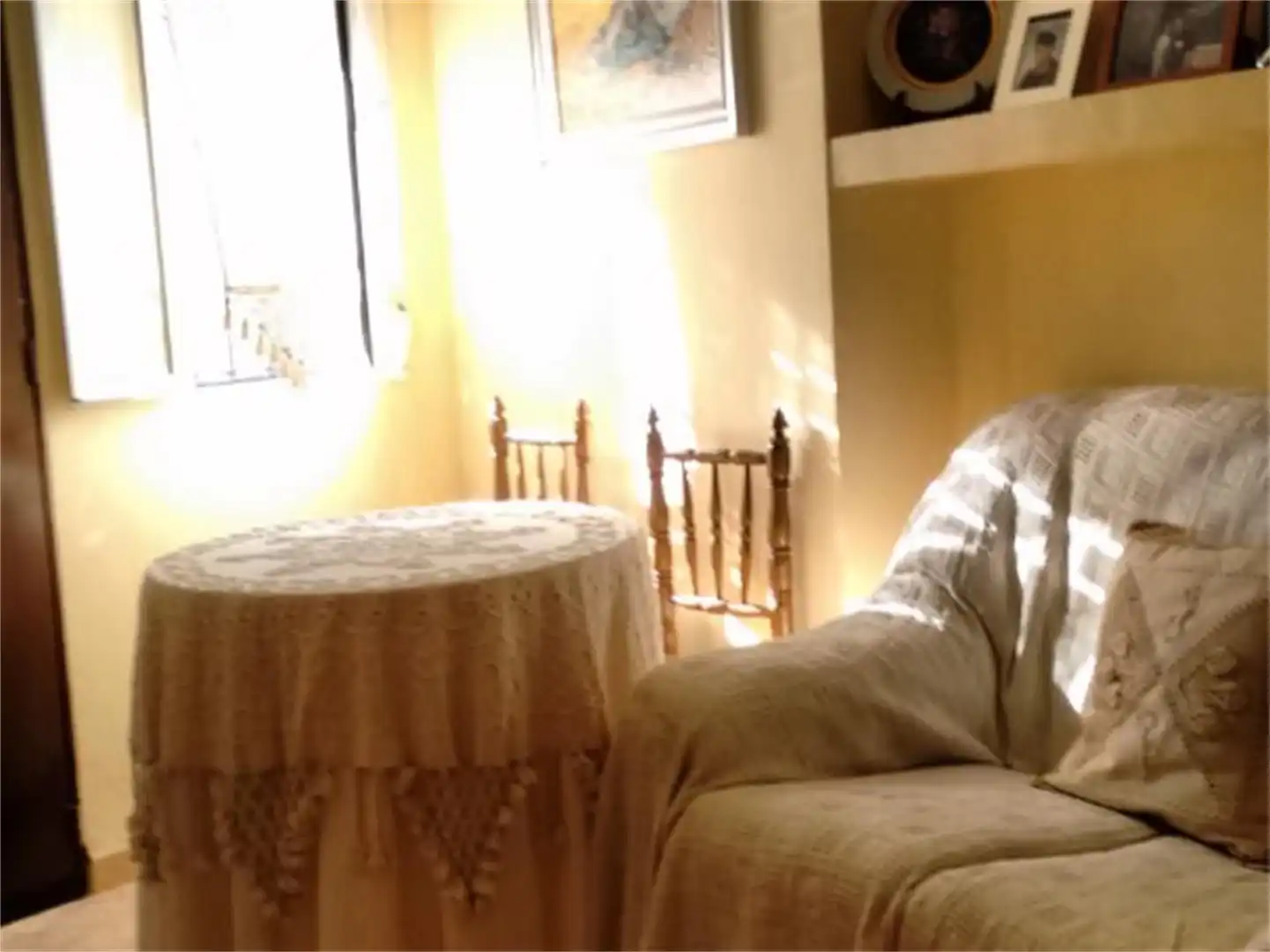 Sala d'estar de Casa adosada en venda en Guadalcanal amb Moblat i Balcó