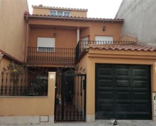 Vista exterior de Casa o xalet en venda en Herencia amb Aire condicionat, Terrassa i Balcó