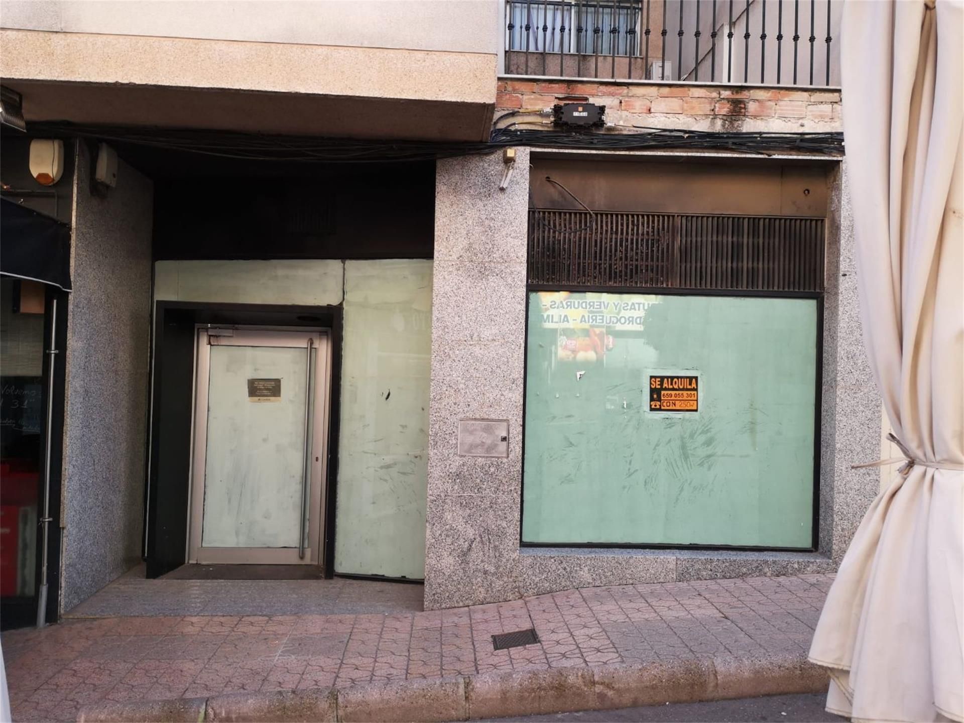 Vista exterior de Local en venda en Mengíbar amb Aire condicionat i Calefacció