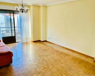 Living room of Flat for sale in Salamanca Capital  with Balcony