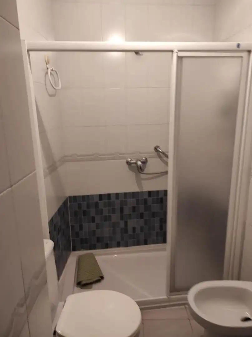 Badezimmer von Erdgeschoss zum Verkauf in Bolaños de Campos mit Heizung, Möbliert und Ofen