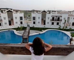 Vista exterior de Àtic en venda en La Alcaidesa amb Aire condicionat, Terrassa i Piscina