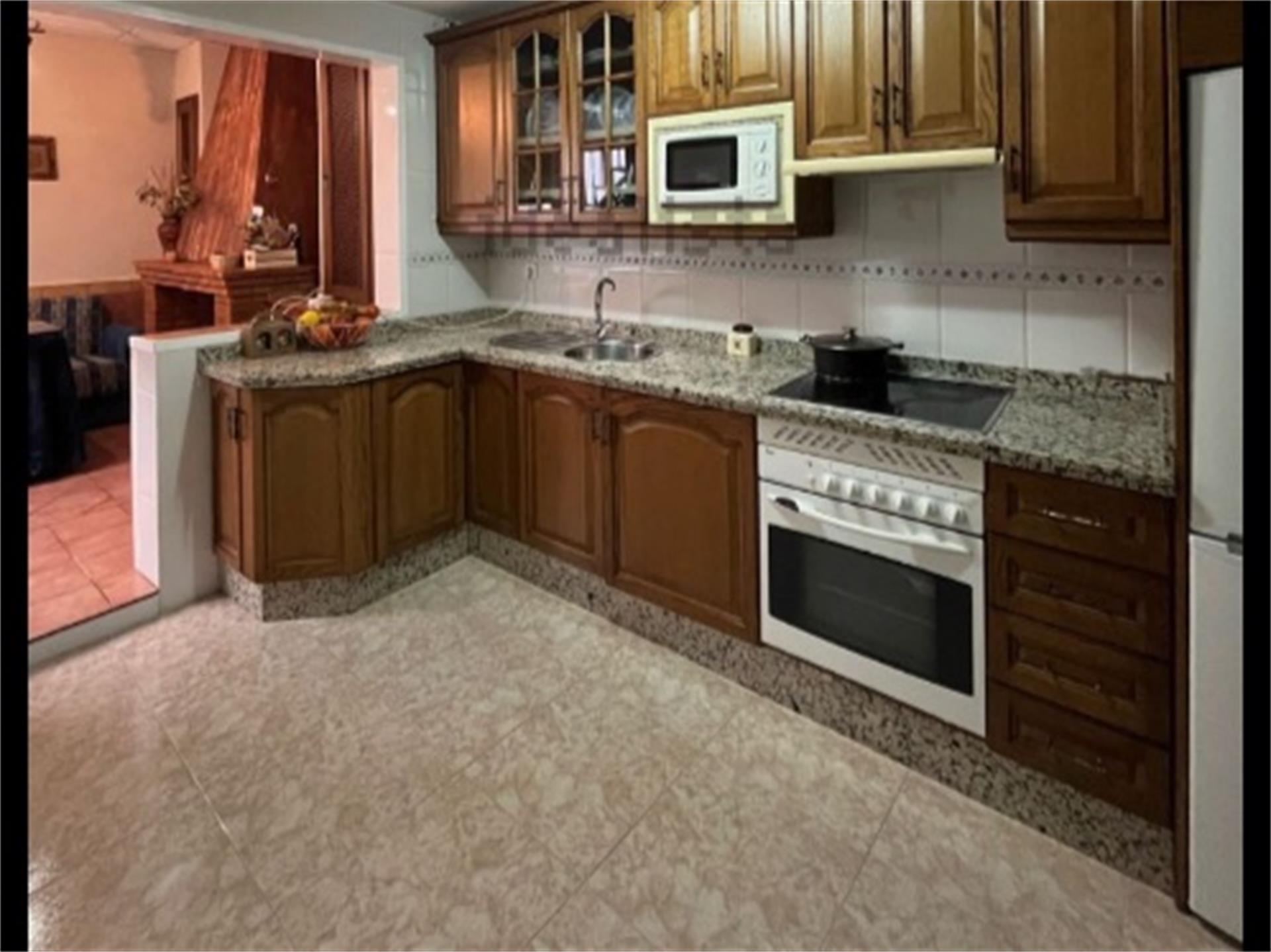 Kitchen of Flat for sale in Fuente Palmera  with Air Conditioner, Terrace and Oven