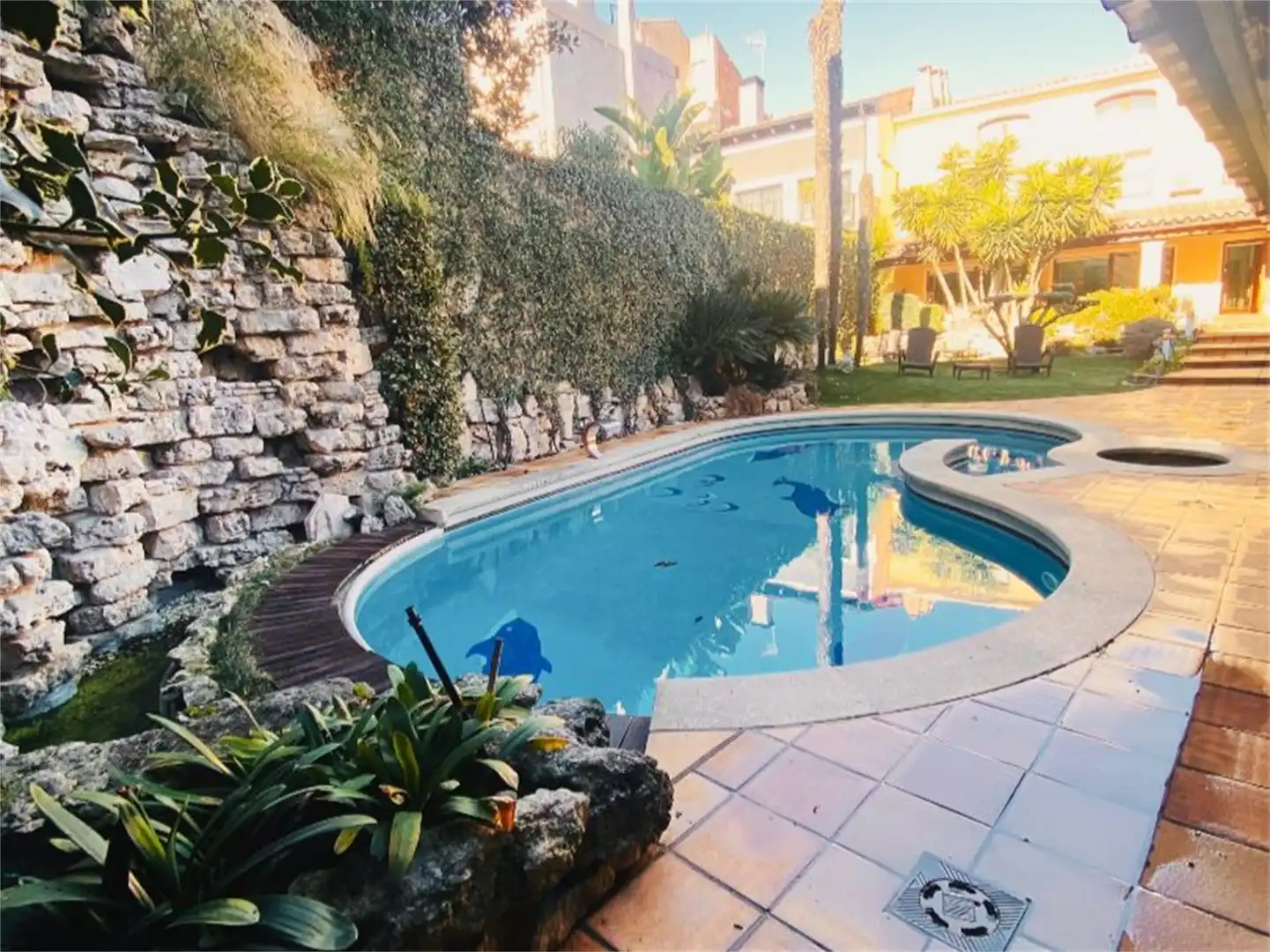 Schwimmbecken von Einfamilien-Reihenhaus zur Miete in Sabadell mit Klimaanlage, Heizung und Privatgarten