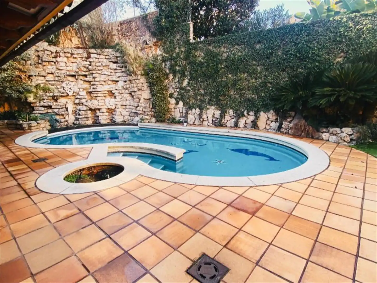 Schwimmbecken von Einfamilien-Reihenhaus zur Miete in Sabadell mit Klimaanlage, Heizung und Privatgarten