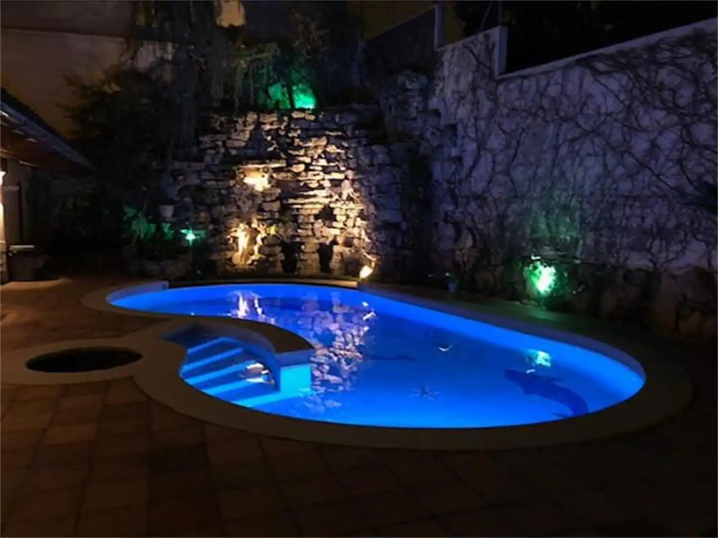 Schwimmbecken von Einfamilien-Reihenhaus zur Miete in Sabadell mit Klimaanlage, Heizung und Privatgarten