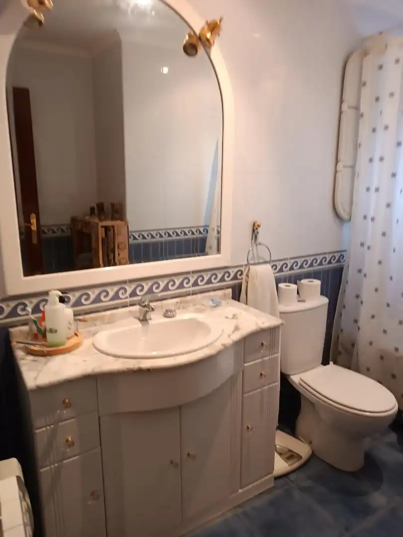 Casa adosada en venta en Calle Real, 4, Villaquirán de la Puebla Baño de Casa adosada en venta en Villaquirán de la Puebla con Calefacción, Parquet y Amueblado