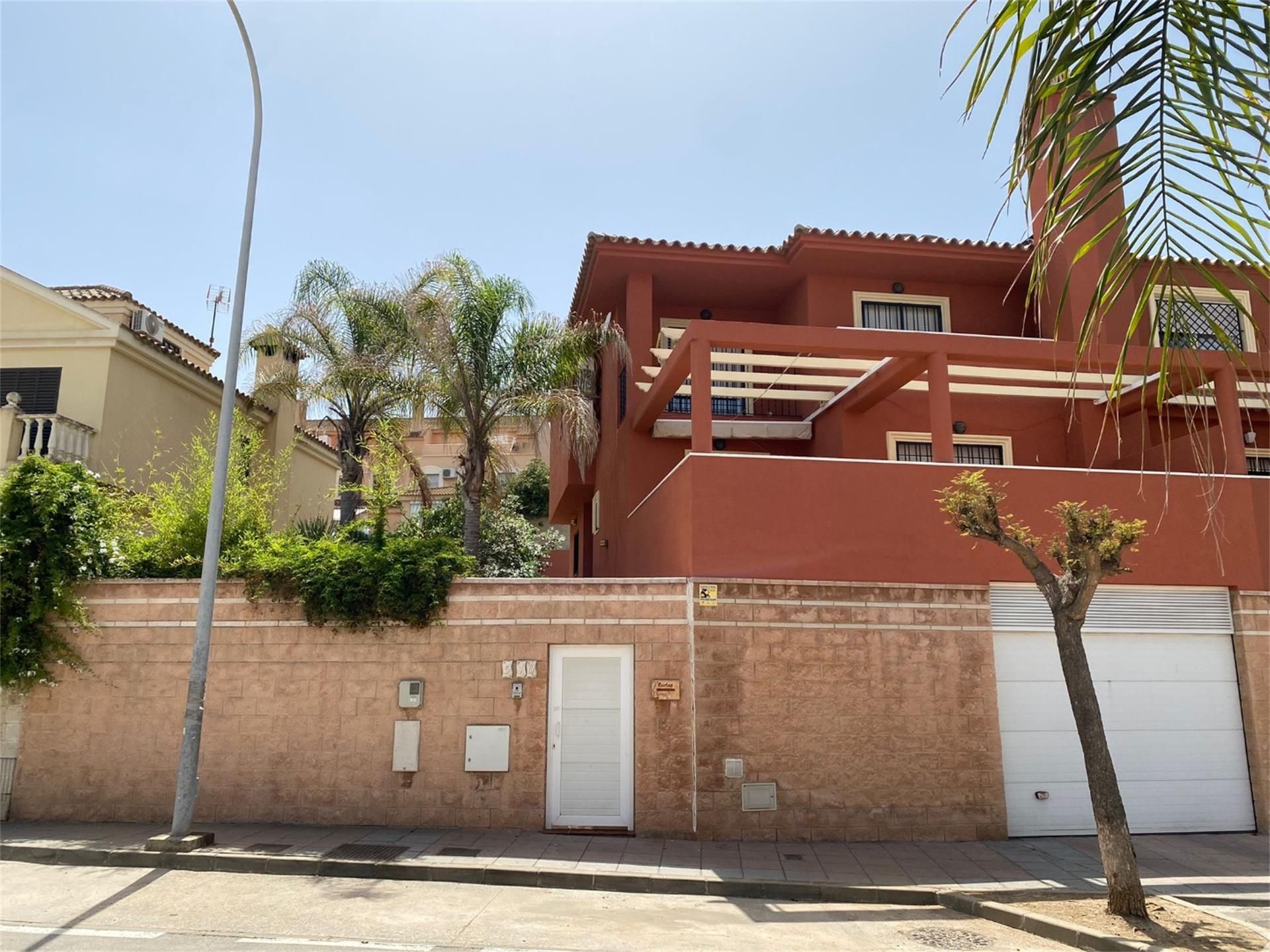 Exterior view of Single-family semi-detached for sale in Algeciras  with Air Conditioner, Private garden and Terrace