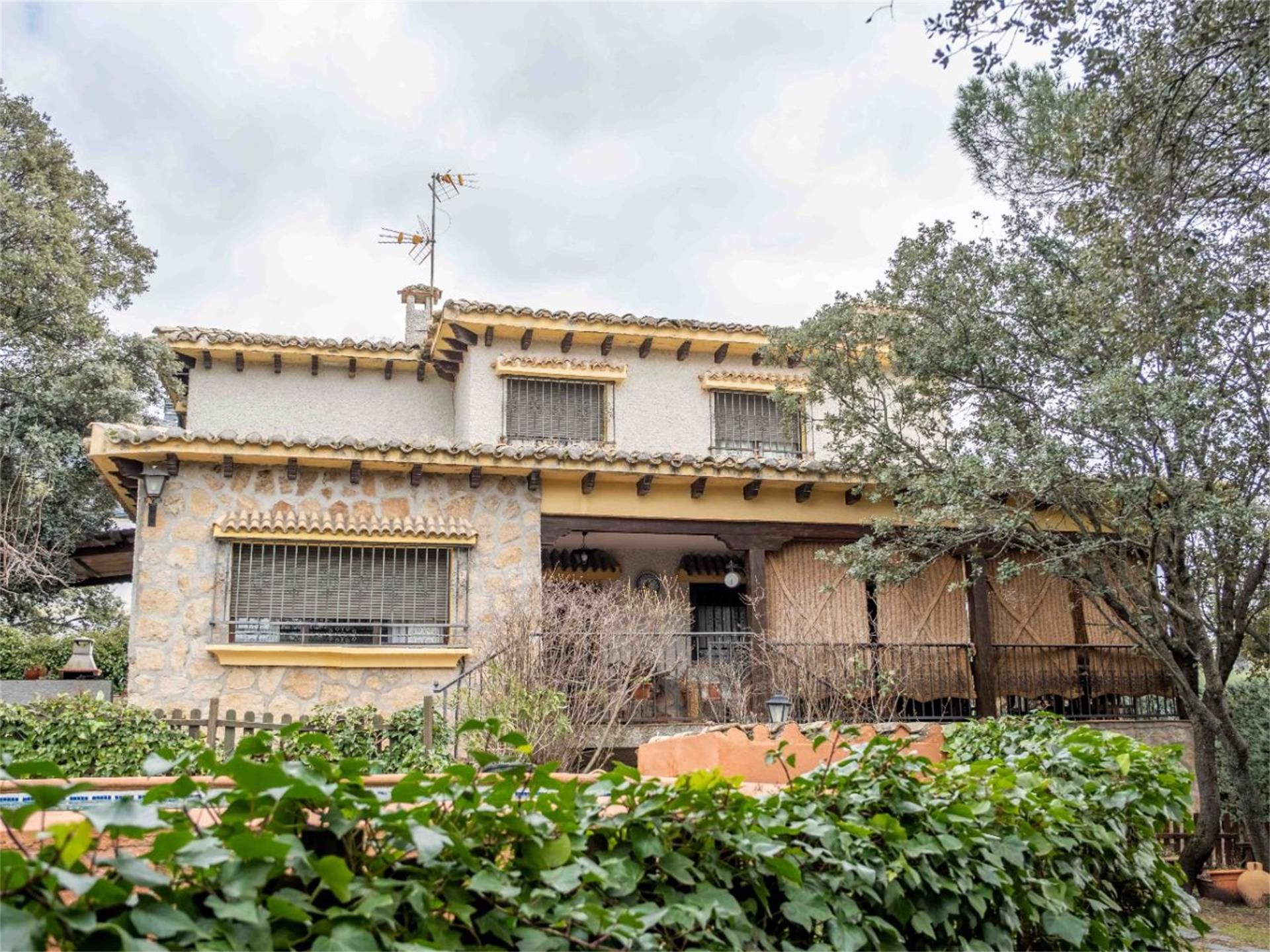 Vista exterior de Casa o xalet en venda en Alpedrete amb Terrassa i Piscina