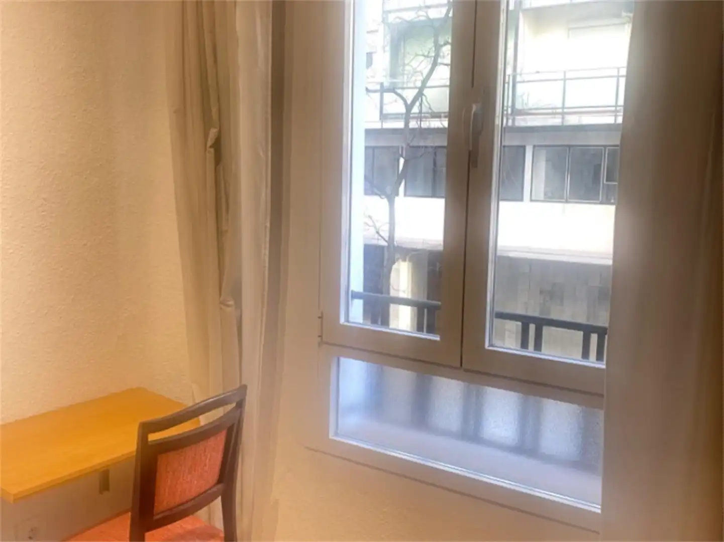 Dormitori de Pis per a compartir en Madrid amb Calefacció, Parquet i Moblat