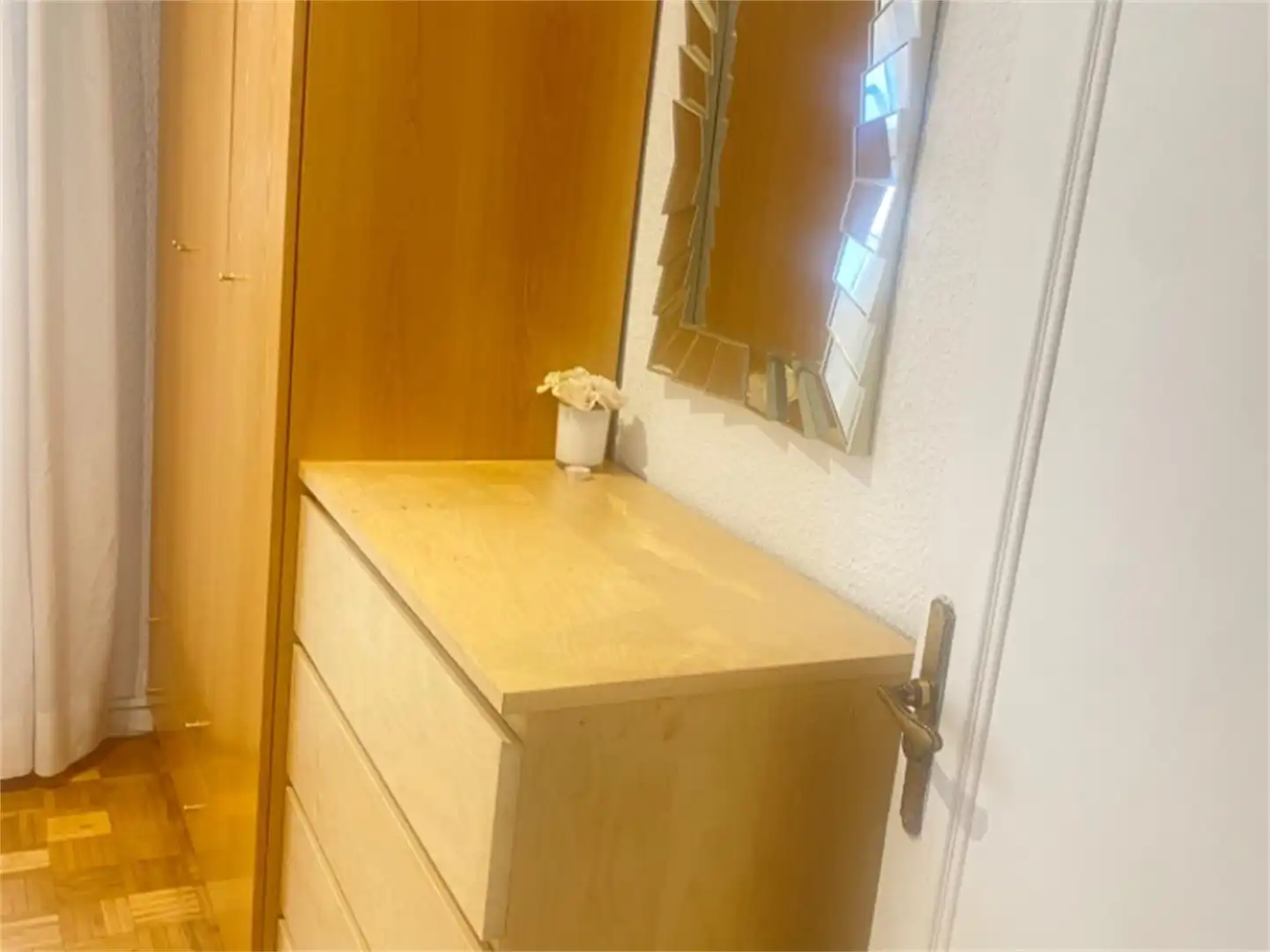Dormitori de Pis per a compartir en Madrid amb Calefacció, Parquet i Moblat