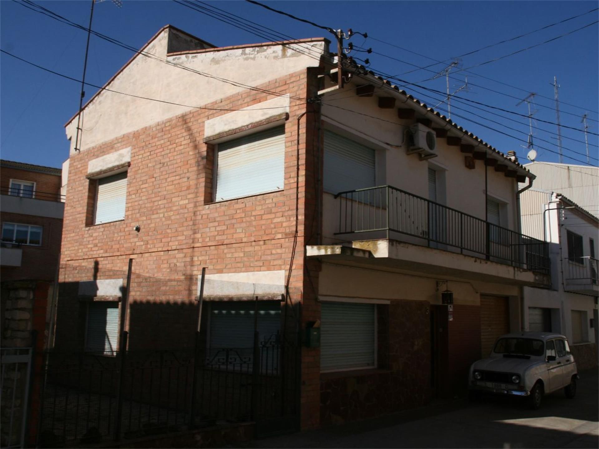 Vista exterior de Casa o xalet en venda en Tàrrega amb Aire condicionat, Terrassa i Balcó