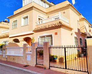 Vista exterior de Casa adosada en venda en Orihuela amb Aire condicionat, Terrassa i Balcó