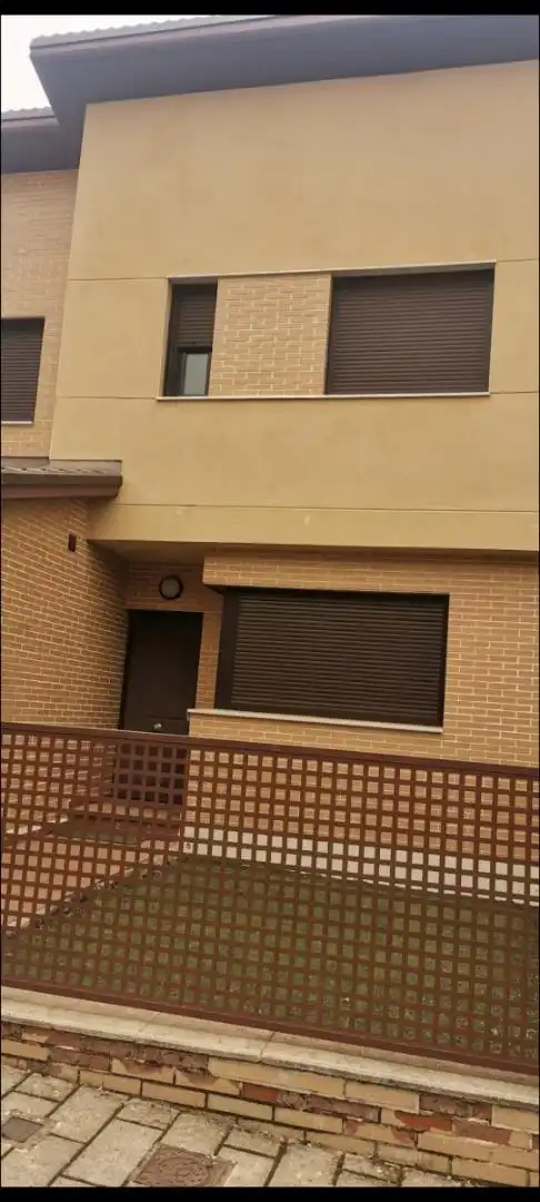 Casa adosada en venda a Calle Prado Arrate, 17, Zaratán Vista exterior de Casa adosada en venda en Zaratán amb Calefacció, Jardí privat i Parquet