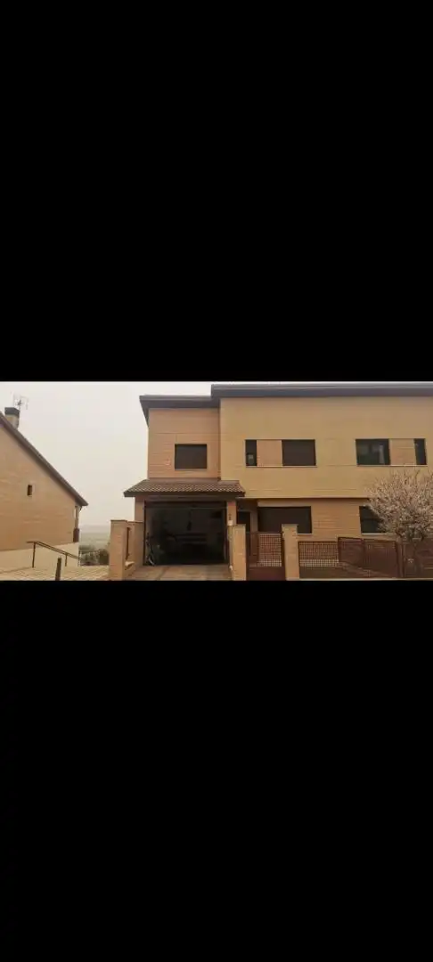 Casa adosada en venda a Calle Prado Arrate, 17, Zaratán Vista exterior de Casa adosada en venda en Zaratán amb Calefacció, Jardí privat i Parquet
