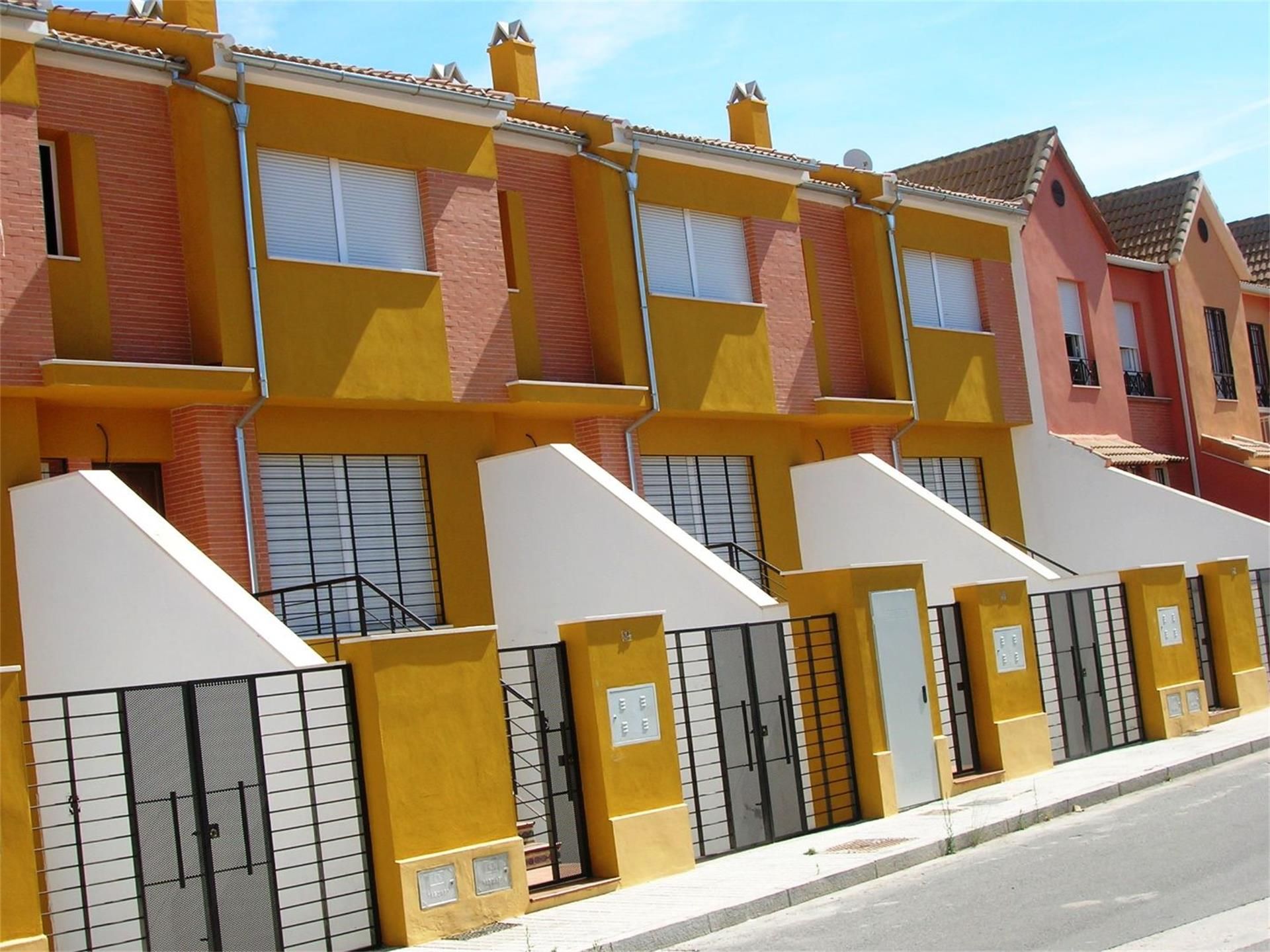 Vista exterior de Casa adosada en venda en Lucena amb Terrassa