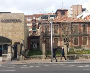 Vista exterior de Casa o xalet en venda en Salamanca Capital amb Jardí privat, Terrassa i Balcó