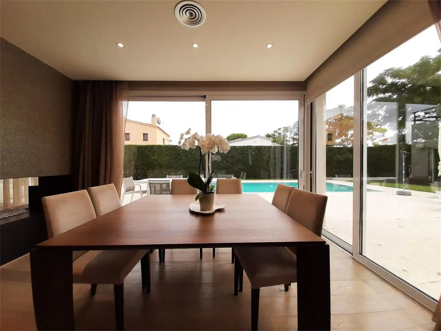 Casa adosada en venda a Carrer de Requesens, 174, Requesens Menjador de Casa adosada en venda en Empuriabrava amb Aire condicionat, Terrassa i Piscina