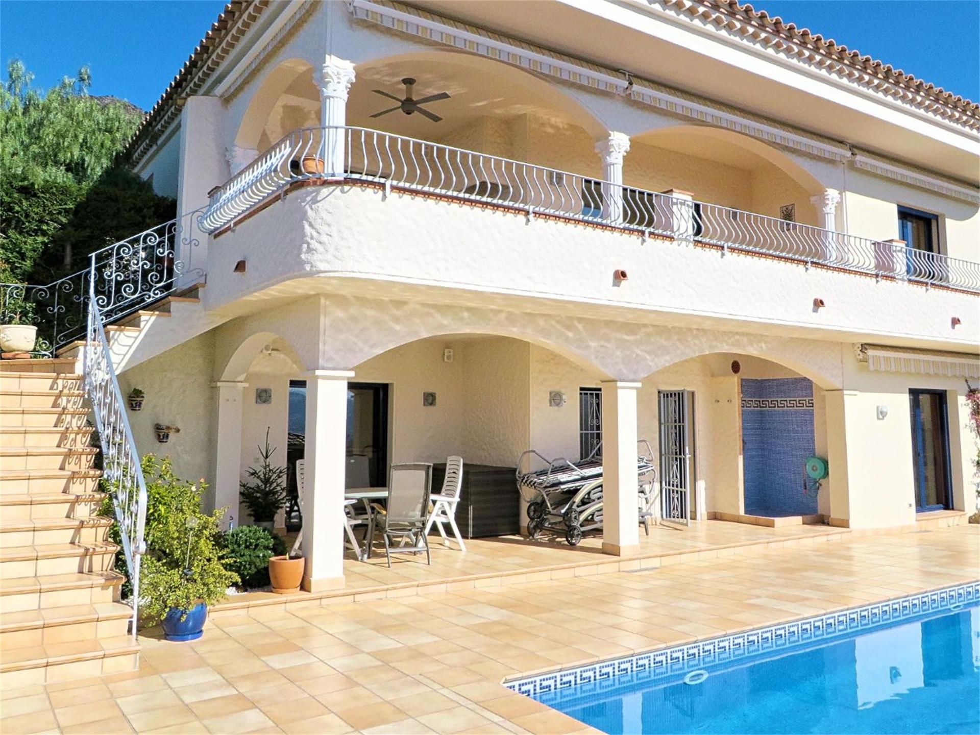 Terrace of House or chalet for sale in Roses  with Air Conditioner and Swimming Pool