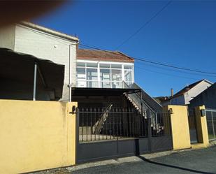 Vista exterior de Casa adosada en venda en Sarreaus amb Balcó