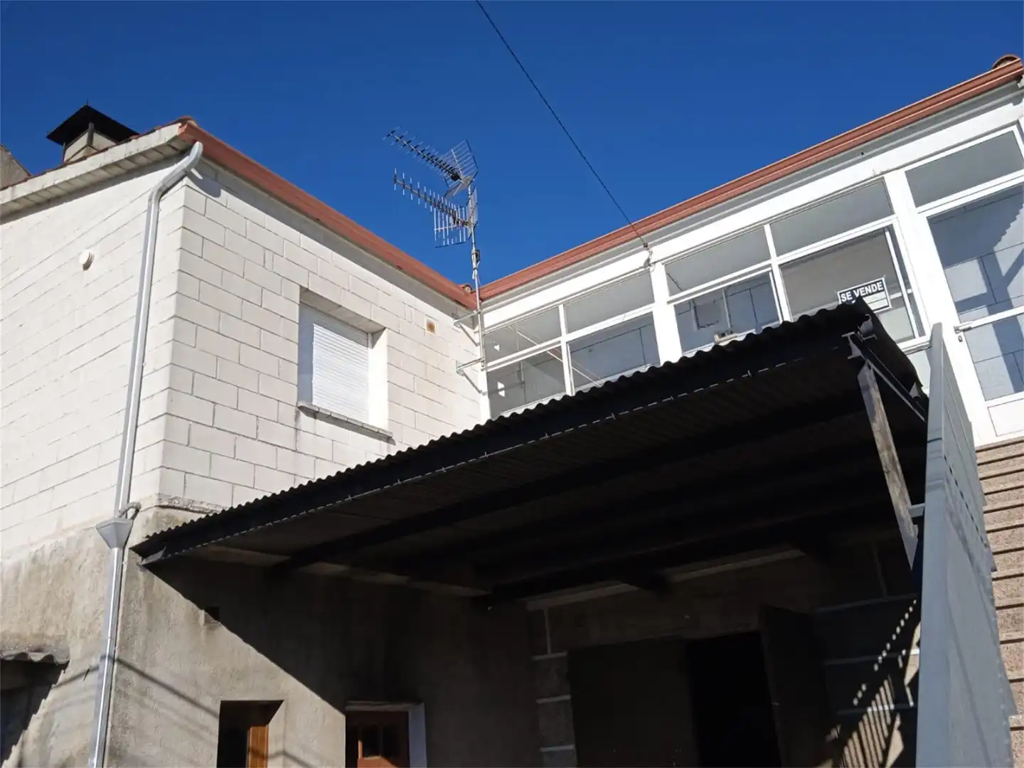 Vista exterior de Casa adosada en venda en Sarreaus amb Calefacció, Moblat i Forn