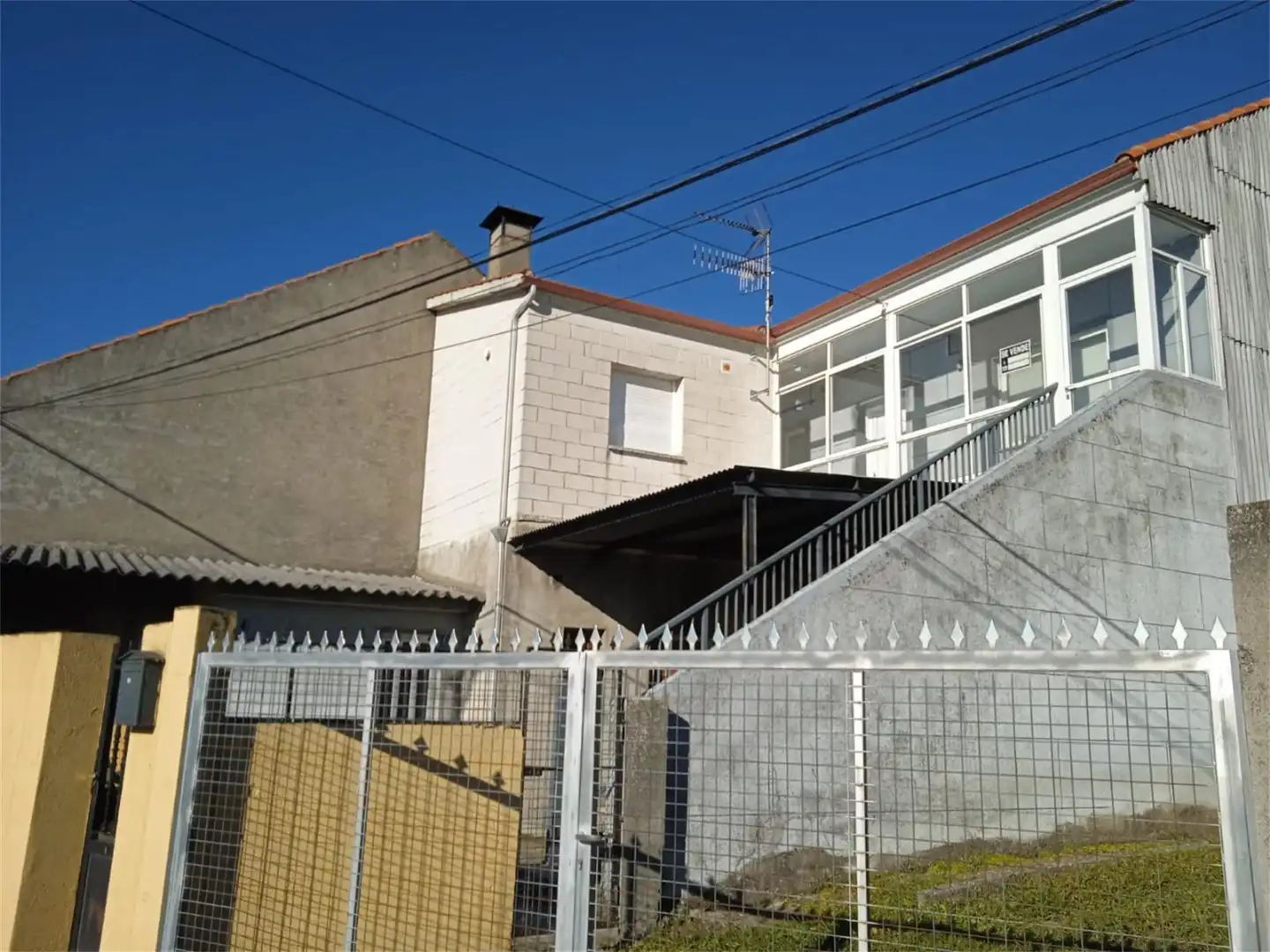 Vista exterior de Casa adosada en venda en Sarreaus amb Calefacció, Moblat i Forn