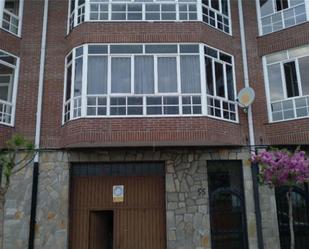 Vista exterior de Casa adosada en venda en La Robla  amb Terrassa i Balcó