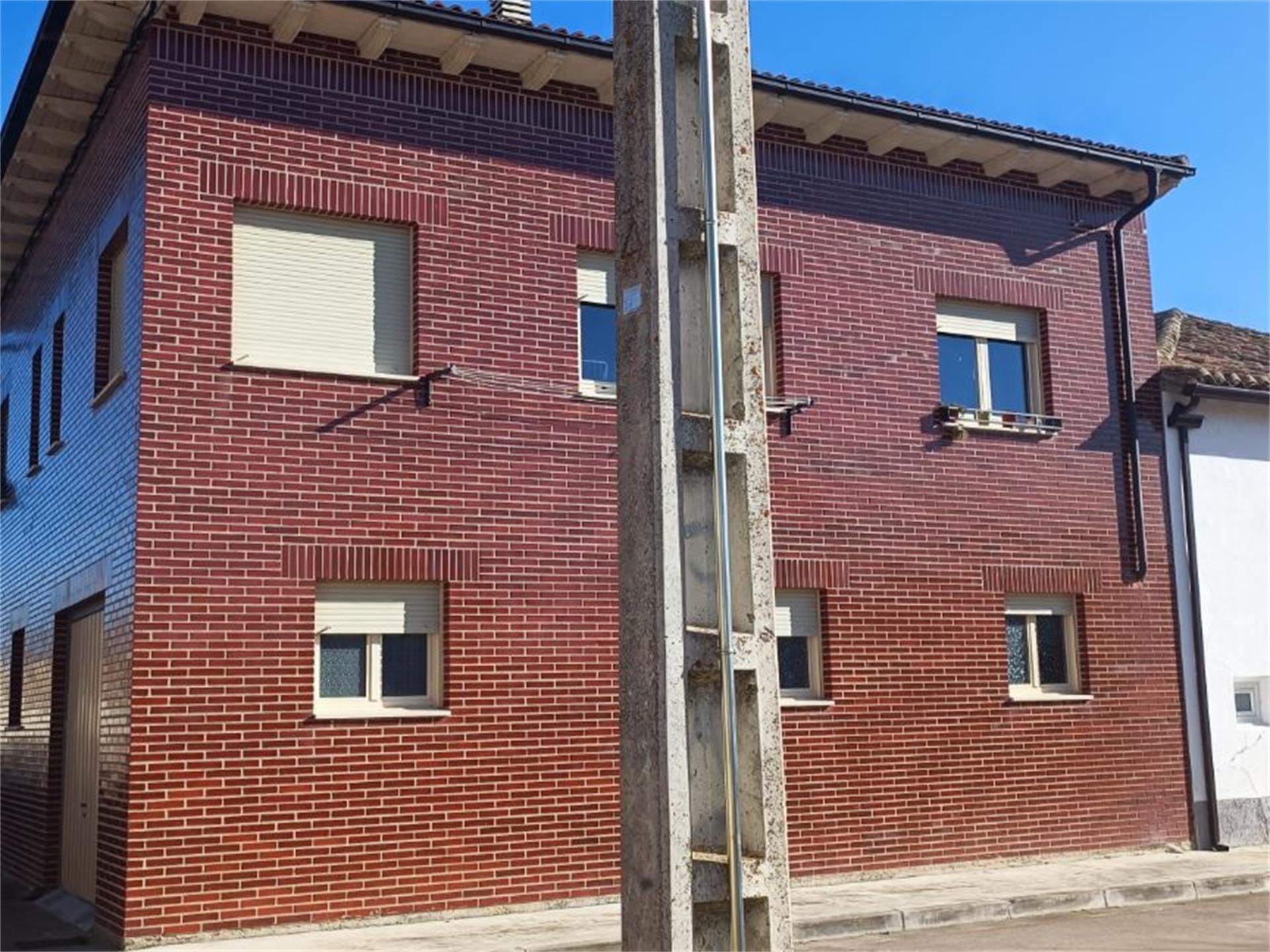 Vista exterior de Casa o xalet en venda en Herrera de Pisuerga amb Calefacció, Traster i Piscina