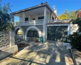 Vista exterior de Casa o xalet en venda en Borriol amb Aire condicionat, Terrassa i Piscina