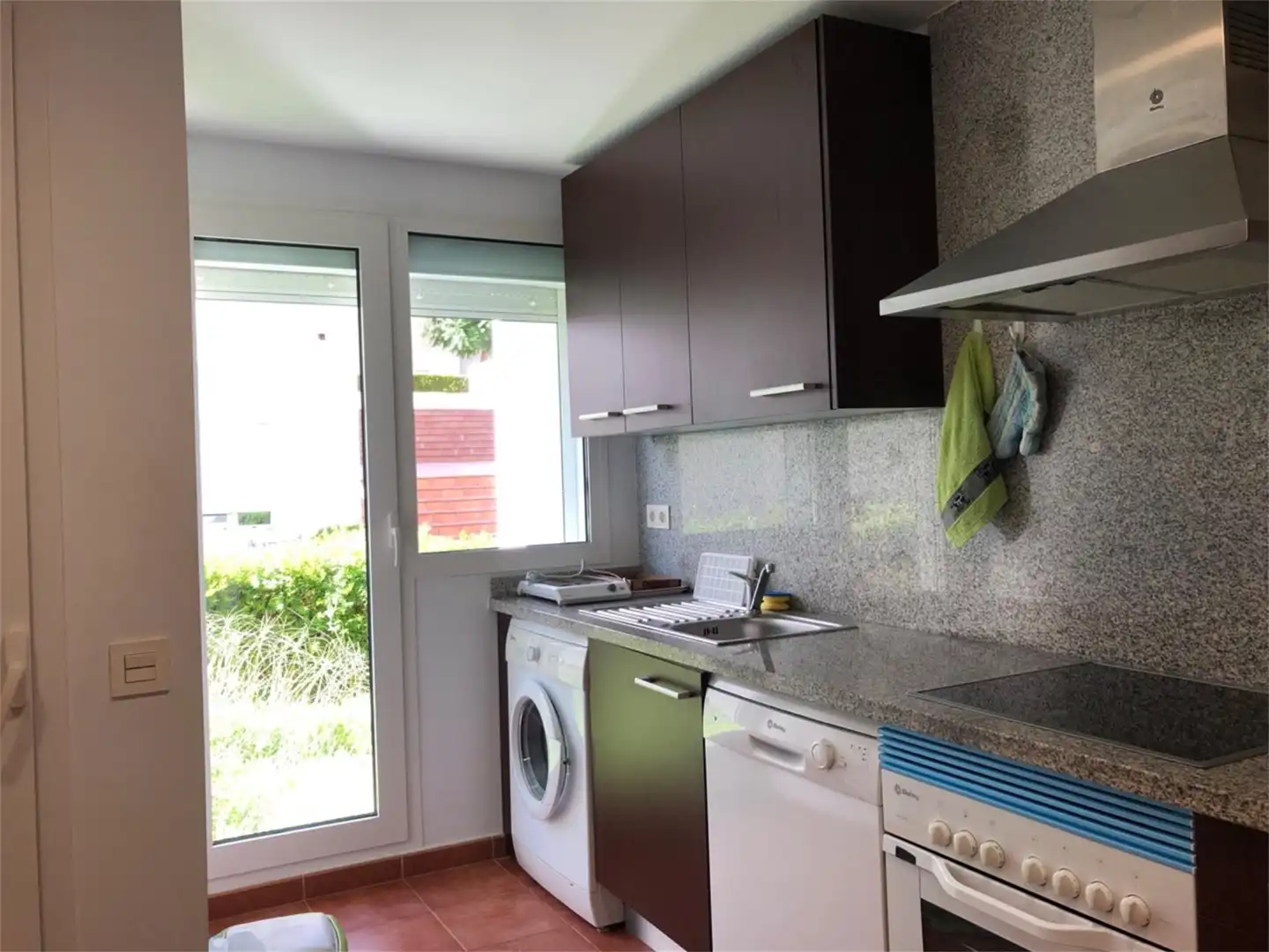 Cocina de Dúplex de alquiler en Estepona con Aire acondicionado, Calefacción y Jardín privado
