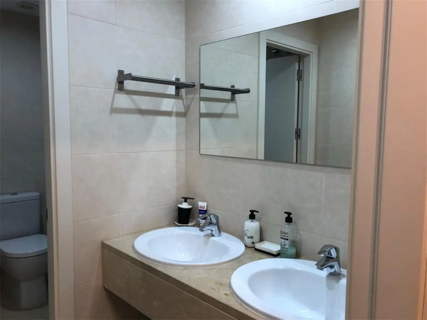 Baño de Dúplex de alquiler en Estepona con Aire acondicionado, Calefacción y Jardín privado