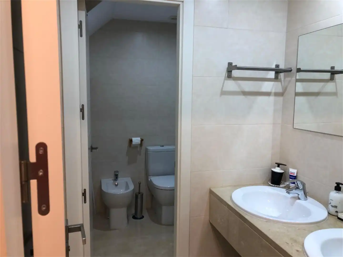 Baño de Dúplex de alquiler en Estepona con Aire acondicionado, Calefacción y Jardín privado