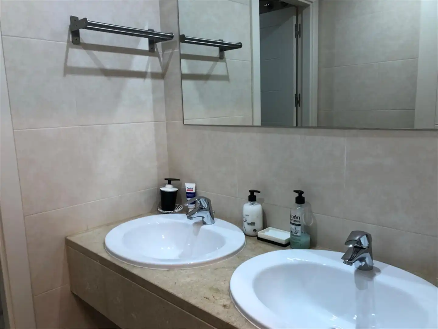 Baño de Dúplex de alquiler en Estepona con Aire acondicionado, Calefacción y Jardín privado