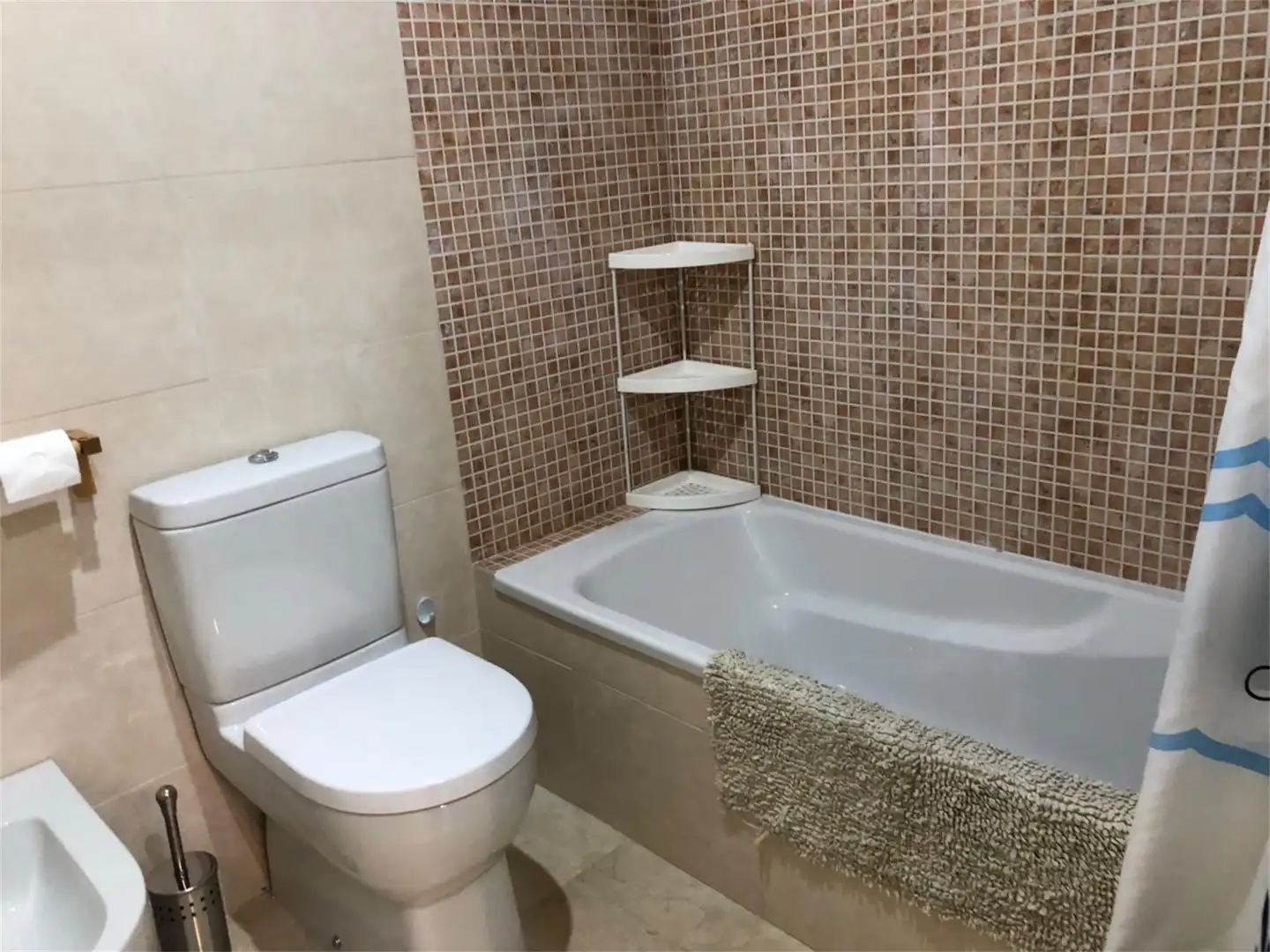Baño de Dúplex de alquiler en Estepona con Aire acondicionado, Calefacción y Jardín privado