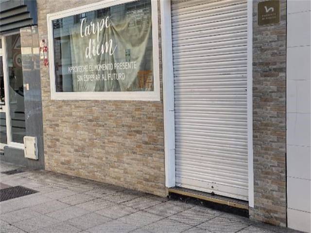 Local comercial en Alquiler en Calle Joaquín Villa Cañal, 10 en Montecerrao