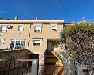 Vista exterior de Casa o xalet en venda en Torres de la Alameda amb Aire condicionat, Terrassa i Piscina