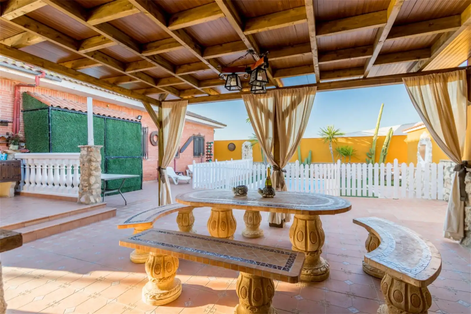 Casa o xalet en venda a Calle Tierras Nuevas, 48, Fuentes de Andalucía Terrassa de Casa o xalet en venda en Fuentes de Andalucía amb Aire condicionat, Calefacció i Jardí privat