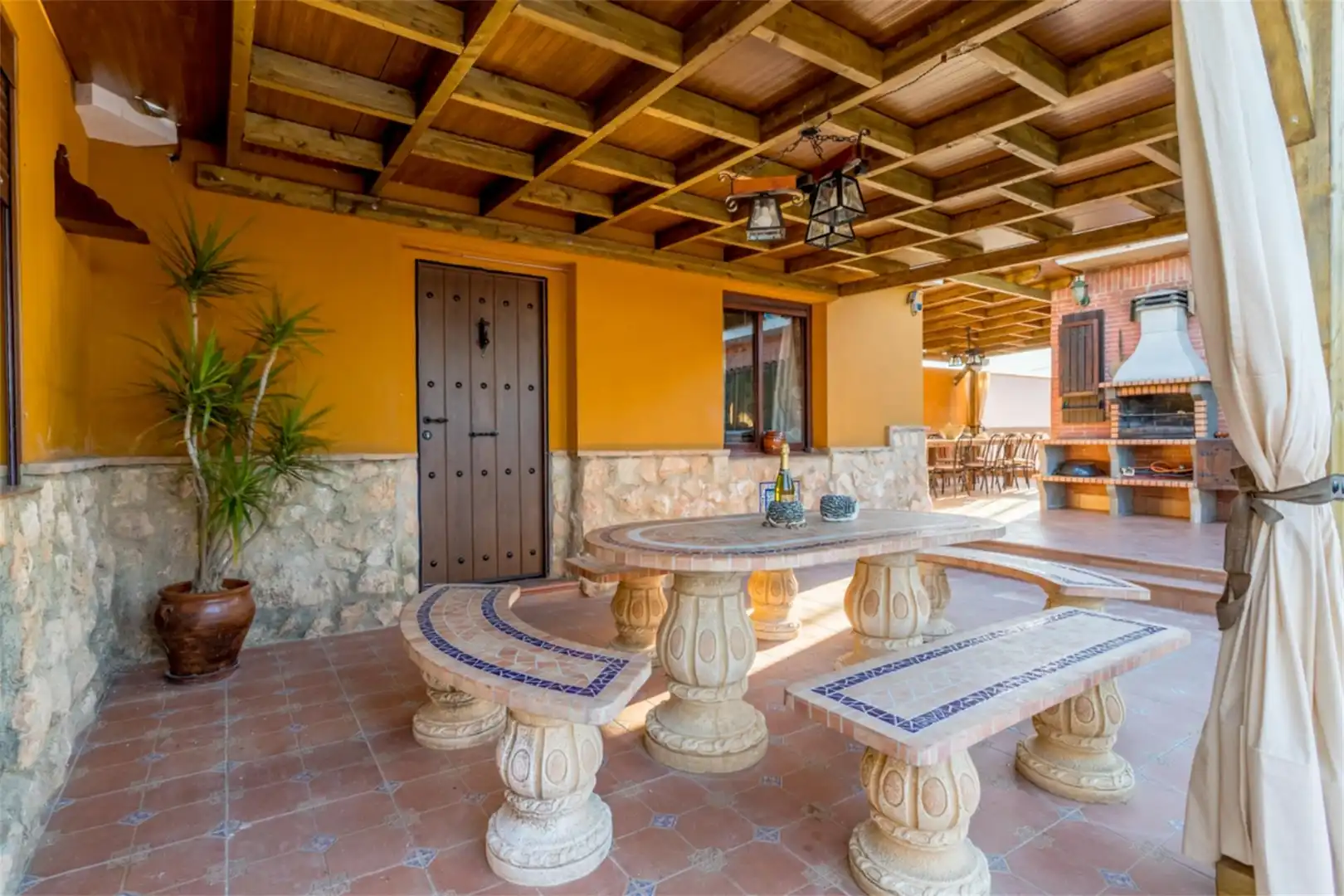 Casa o xalet en venda a Calle Tierras Nuevas, 48, Fuentes de Andalucía Terrassa de Casa o xalet en venda en Fuentes de Andalucía amb Aire condicionat, Calefacció i Jardí privat