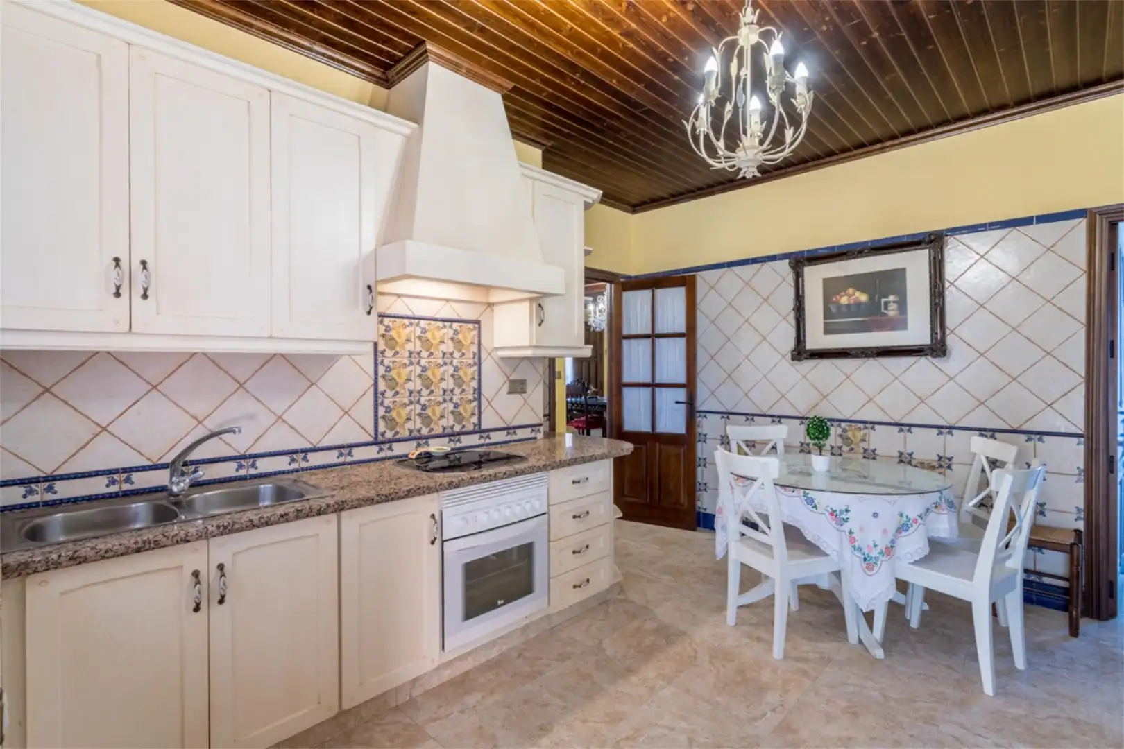 Casa o xalet en venda a Calle Tierras Nuevas, 48, Fuentes de Andalucía Cuina de Casa o xalet en venda en Fuentes de Andalucía amb Aire condicionat, Calefacció i Jardí privat
