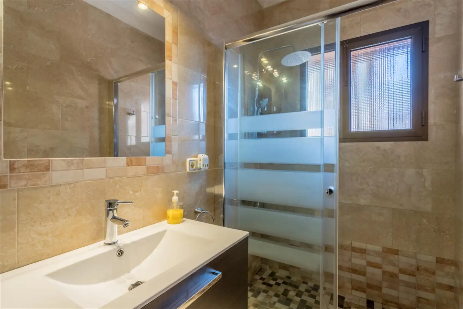 Casa o xalet en venda a Calle Tierras Nuevas, 48, Fuentes de Andalucía Bany de Casa o xalet en venda en Fuentes de Andalucía amb Aire condicionat, Calefacció i Jardí privat