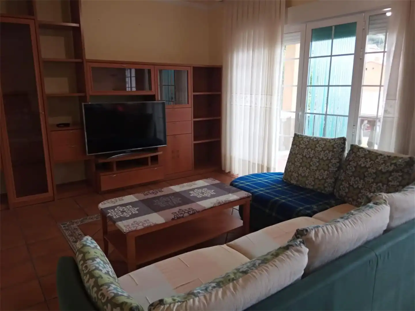 Casa o chalet en venta en Calle de Manuel de Falla, 5, El Hoyo de Pinares Sala de estar de Casa o chalet en venta en El Hoyo de Pinares con Terraza, Piscina y Balcón